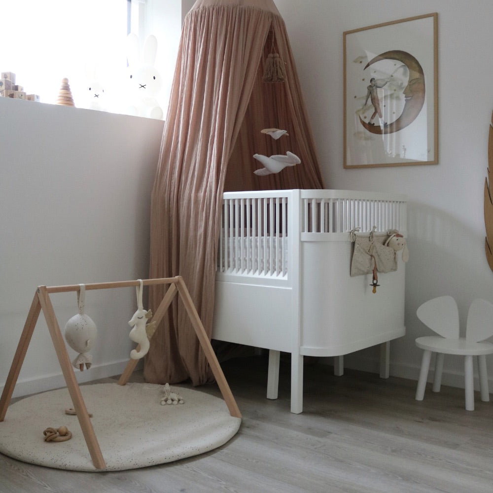 Klassisk aktivitetsstativ til baby fra Littleroom